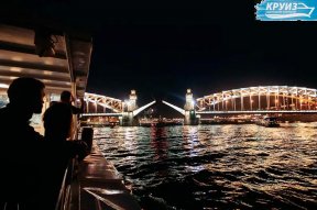 Фото | Развод мостов на теплоходе